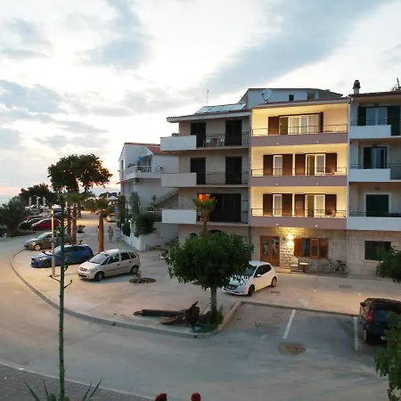 Appartement Nede 1 *